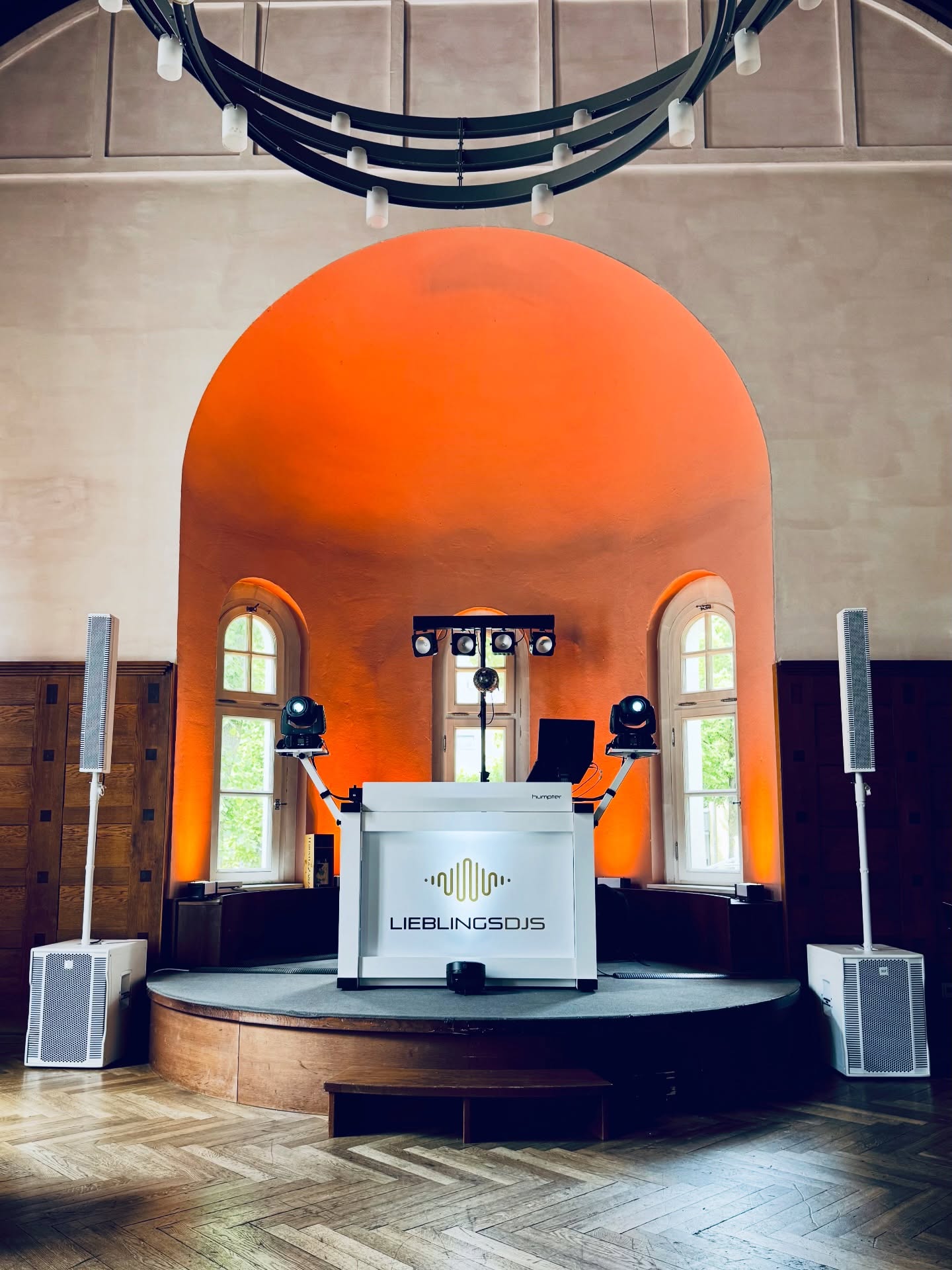 Passend zu einer Hochzeit haben wir einen Großteil unserer Technik in weiß. Versehen mit schwarzen Elementen fügt sich der Aufbau in jede Location ein. 
#weddingdj #hochzeitsdj #humpterdj
