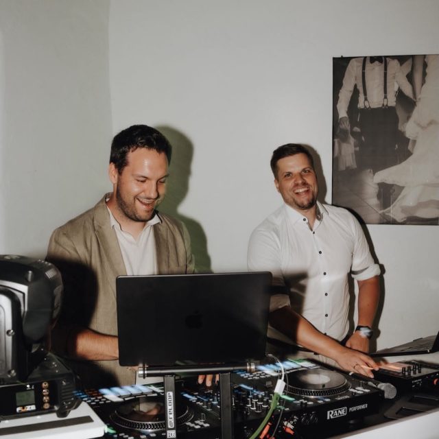 Swipe nach links, um mit uns Party zu machen! 🎉
Bei Daniela & Raphael beim Kulturwirt in Egglham.
First 2 Pics by @kristina_aichner_fotografie